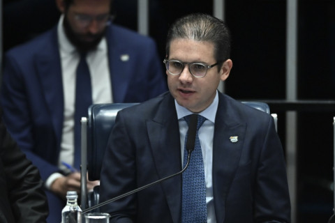 Hugo Motta anuncia que plenário decidirá sobre perda de mandato de Carla Zambelli