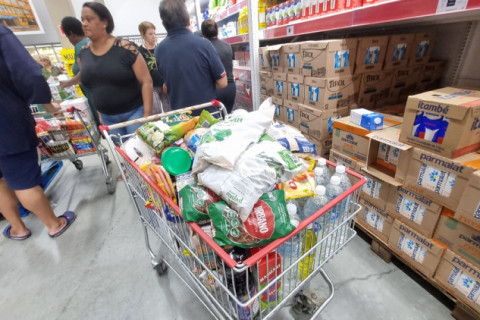 Economistas revisam projeções econômicas com Selic a 15%, dólar a R$ 6 e PIB em 2,02%