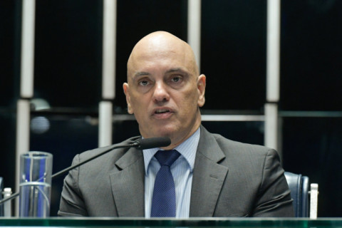 Moraes vai ao Senado de última hora, defende regulamentação das redes sociais e se reúne com Lira