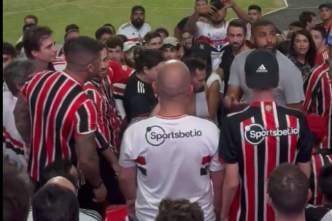 Palmeirense aparece na arquibancada do Morumbi, em meio à torcida são-paulina, e gera confusão