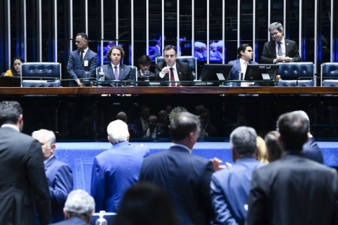 Senado aprova em dois turnos PEC que limita decisões do STF, e texto vai à Câmara