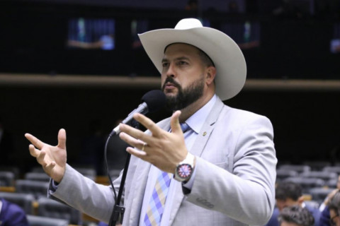 Deputado propõe projeto que veta seleção brasileira com camisa vermelha ou outras cores fora da bandeira