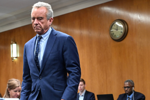 Secretário de Saúde dos EUA pede que outros países deixem a OMS