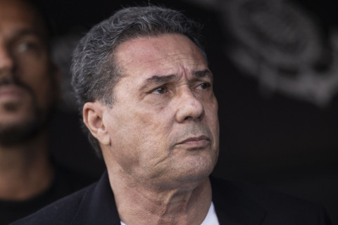 Luxemburgo é internado na UTI com suspeita de infecção pulmonar