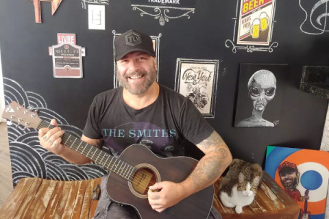 Após quatro meses internado, Mingau, do Ultraje a Rigor, recebe alta do hospital