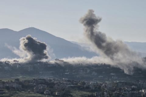 Irã diz que não abrirá Ormuz e nega pedido de cessar-fogo anunciado por Trump