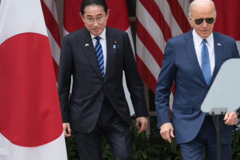 Biden se encontra com primeiro-ministro japonês e firma aliança contra a China