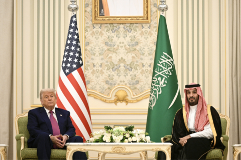 Trump rebate críticas e afirma que seria estúpido recusar o avião do Catar