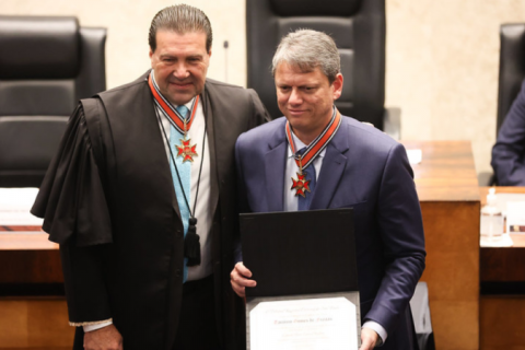 Tarcísio diz ser ‘devedor’ da Justiça Eleitoral após receber homenagem do órgão em São Paulo