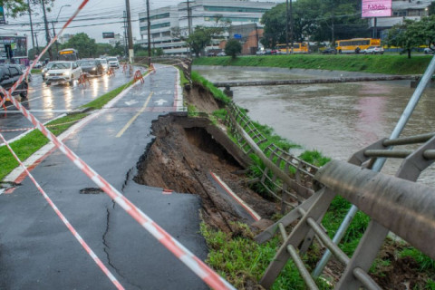 FAB auxilia no resgate de pessoas ilhadas pelas enchentes no Rio Grande do Sul