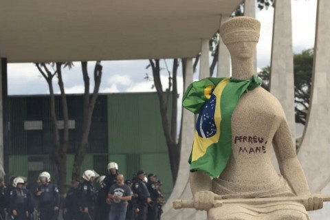 Moraes concede prisão domiciliar a mulher que pichou estátua da Justiça