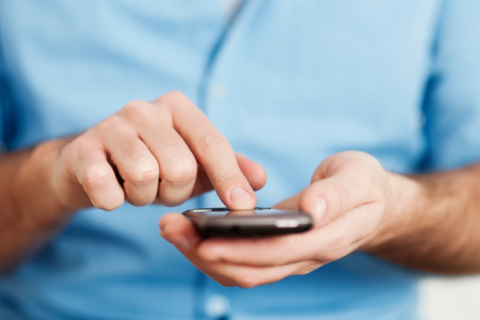 Governo Federal regulamenta lei que restringe uso de celulares em escolas