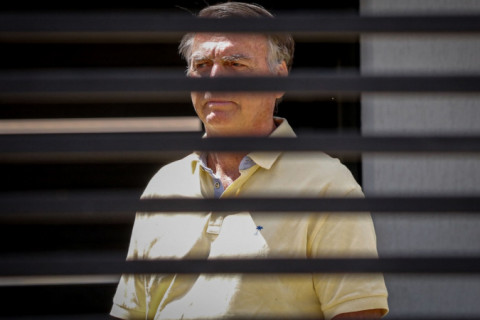 Bolsonaro segue orientação médica e acompanha julgamento em casa