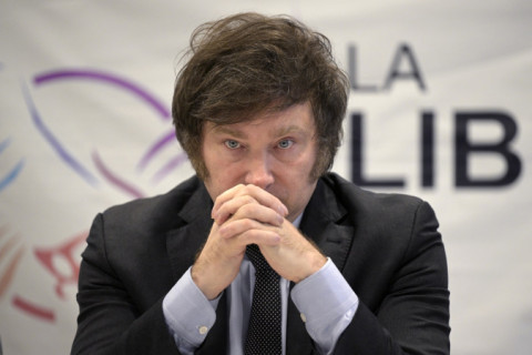 Milei lidera corrida presidencial na Argentina, aponta última pesquisa antes da eleição