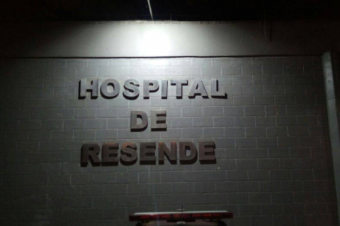 Mulher invade hospital no Rio de Janeiro com o carro após insatis