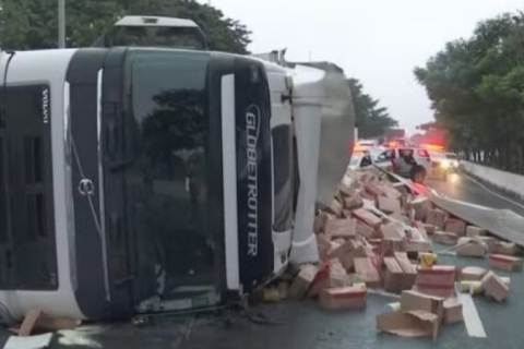 Caminhão tomba na Marginal Tietê e provoca congestionamento