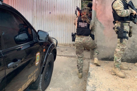 Polícia Federal faz operação contra grupo suspeito de fornecer 43 mil armas para as principais facções do país
