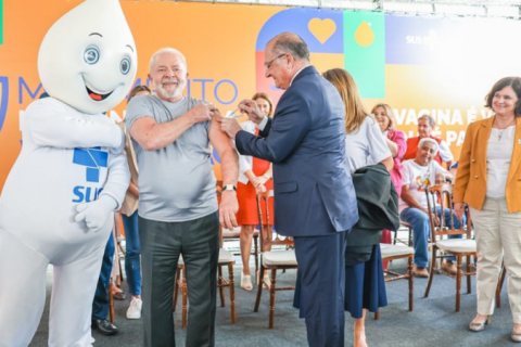 Oposição critica Lula após presidente ter se vacinado contra dengue na rede particular