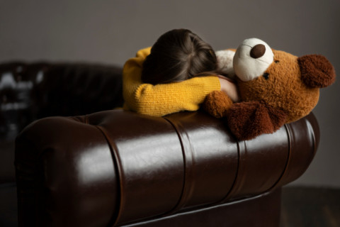 Cerca de 44 mil crianças ficam órfãs de ao menos um dos pais anualmente no Brasil, aponta levantamento