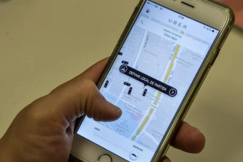 Prefeitura de SP multa Uber em R$ 398 mil por serviço de mototáxi