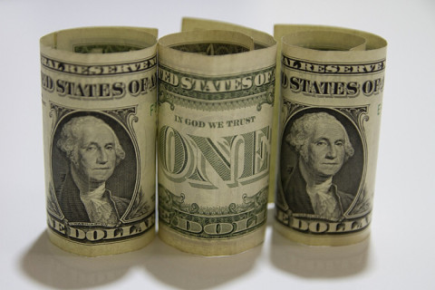 Dólar dispara com pressão de cenário externo e demora sobre corte de gastos no Brasil