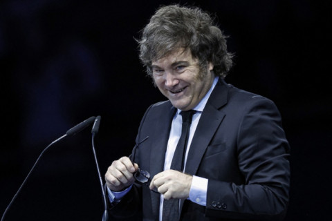 Governo Milei autoriza civis a comprar armas semiautomáticas e de assalto