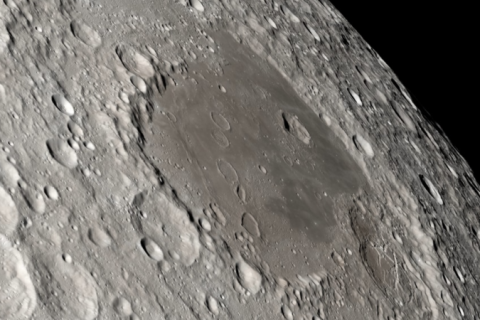 Cientistas comprovam existência de caverna na Lua que pode abrigar humanos em missões espaciais