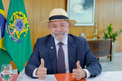 Lula sanciona lei que proíbe uso de celular nas escolas em todo o país
