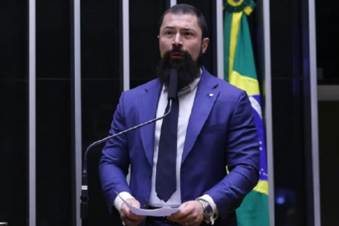 Após ataques a frei Gilson, deputado propõe criminalização de ataques a religiosos nas redes sociais