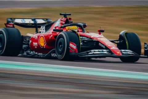 Lewis Hamilton dá primeiras voltas em carro da Ferrari