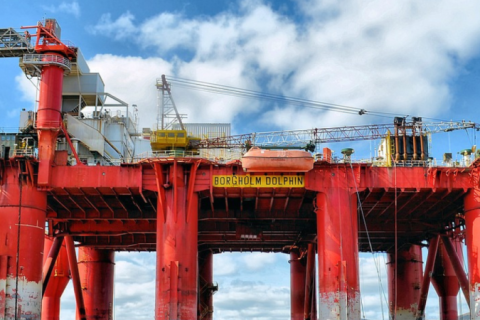 Preços do petróleo fecham em alta após queda no estoque e tensões no Oriente Médio