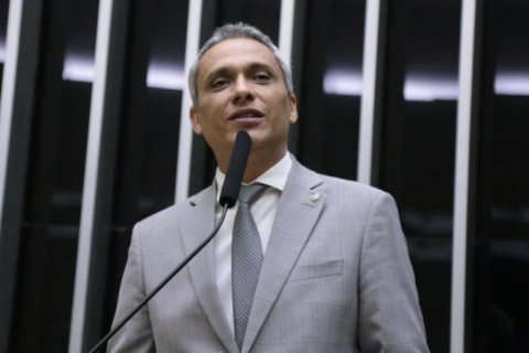 Deputado Gustavo Gayer sugere que EUA monitorem Wagner Moura e chama ator de ‘extremista’